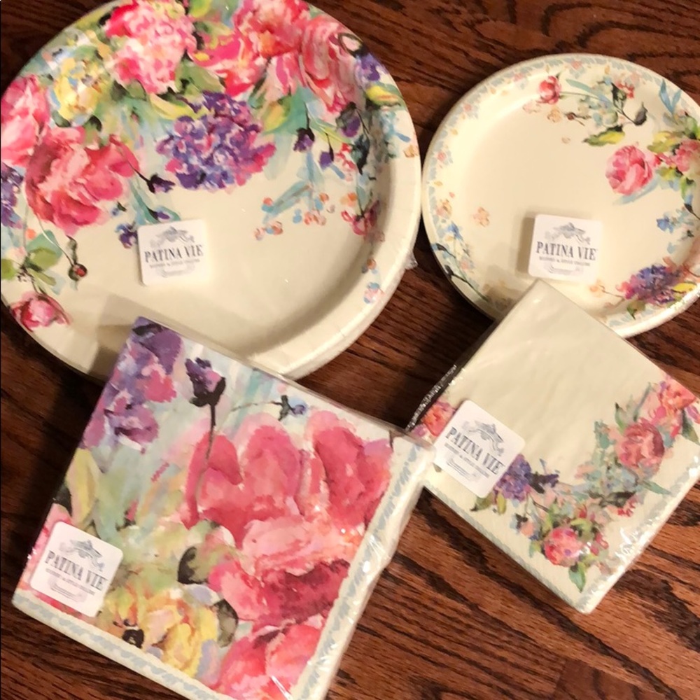 Patina Vie Party Set for 18  -- New